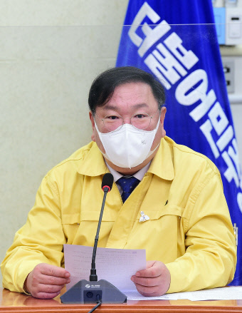 김태년 민주당 원내대표가 25일 국회에서 열린 최고위원회의에서 발언하고 있다. 연합뉴스